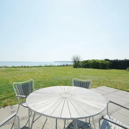 Three-bedroom Holiday In Bjert Binderup Strand